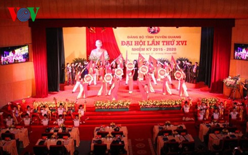 ថ្នាក់ដឹកនាំបក្សរដ្ឋចូលរួមនិងបញ្ជាណែនាំមហាសន្និបាតដំណាងបក្សភាគខេត្ត Tuyen Quang និង Thua Thien Hue